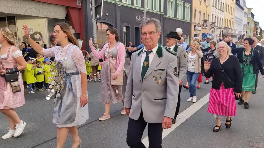 Schützen aus Troschenreuth und Willenreuth sowie aus dem Gau Pegnitzgrund vertraten die Farben der Stadt Pegnitz beim Schlappentag in Hof würdig.