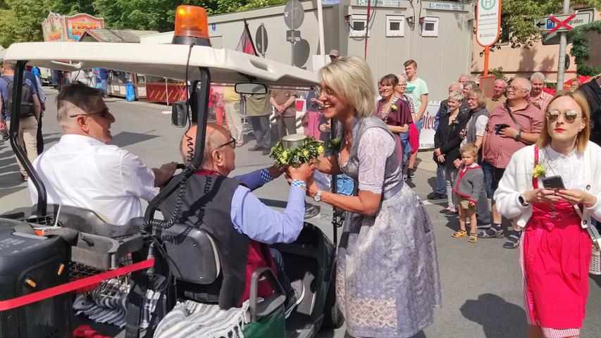 Alt-Bürgermeister Manfred Thümmler bekam von der Festdame Kerstin Brecht den ersten Schluck Schlappenbier dargereicht.