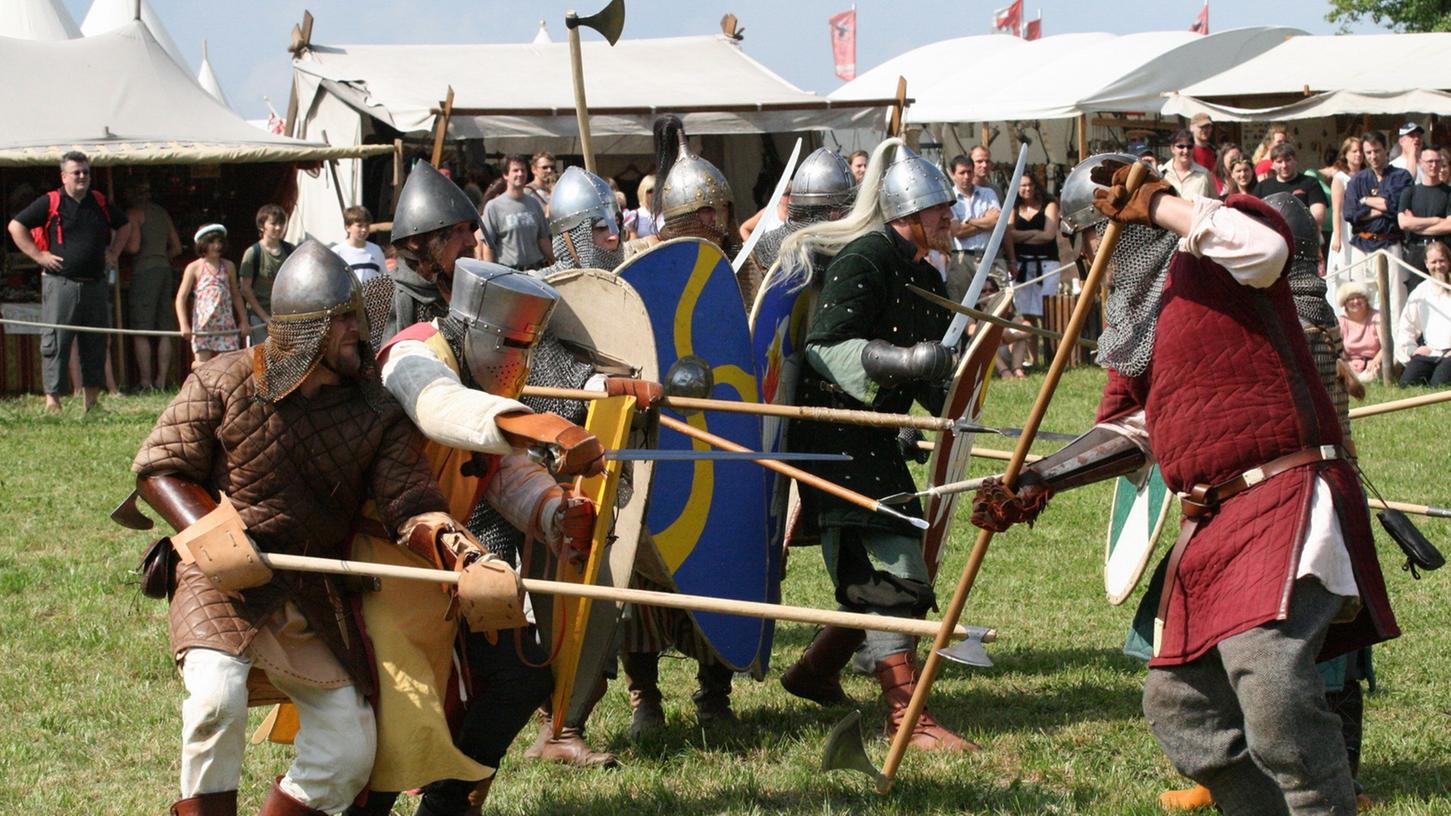 Die Schaukämpfe lassen die Besucher auf Burg Rabenstein auf Zeitreise ins Mittelalter gehen.