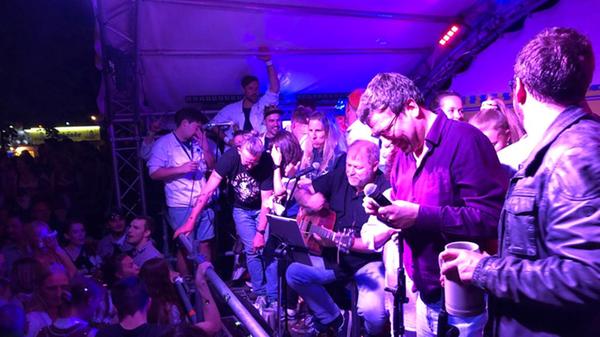 Nach und nach kommen auch die Kellner zu Wulli und Band auf die Bühne. OB Janik hat das Fest bereits um ein paar Lieder verlängert.