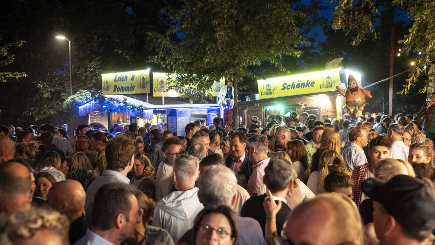 Auch am letzten Tag der Erlanger Bergkirchweih ging es zumindest auf dem Festgelände vergleichsweise friedlich zu. Insgesamt zieht die Polizei eine eher positive Bilanz der diesjährigen Bergkirchweih. Auch am letzten Tag der Erlanger Bergkirchweih ging es zumindest auf dem Festgelände vergleichsweise friedlich zu. Insgesamt zieht die Polizei eine eher positive Bilanz der diesjährigen Bergkirchweih.