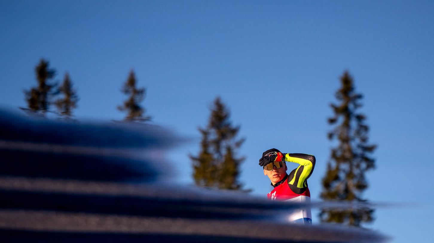 Biathlon-Saisonstart in Sjusjoen im November 2022: Eivind Sporaland blickt in die Ferne. (Symbolbild)