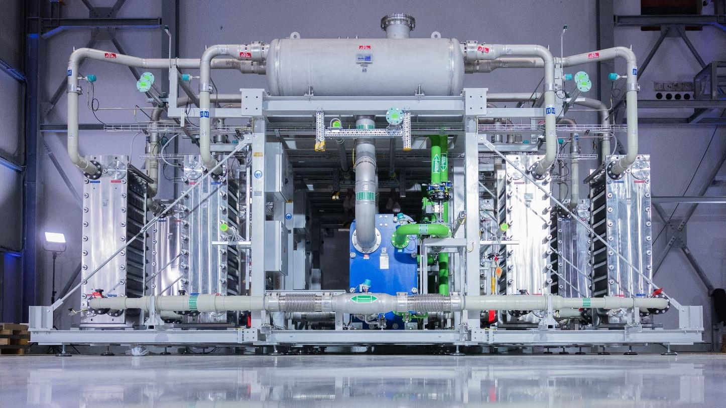 Blick auf einen Elektrolyseur für die Herstellung von grünem Wasserstoff, das im Zuge der Energiewende Erdgas ersetzen soll. 