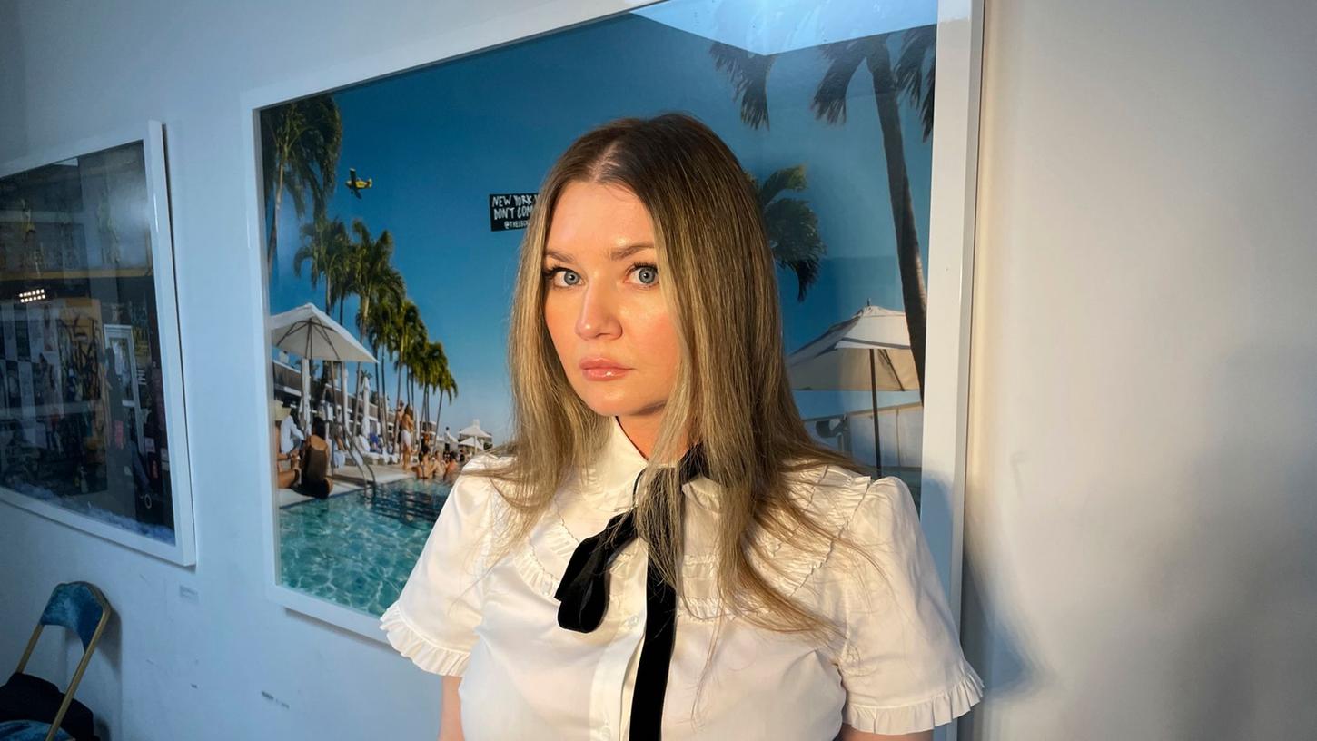 Die deutsche Hochstaplerin Anna Sorokin, auch bekannt als Anna Delvey, posiert in ihrer Wohnung in New York, um ihren Podcast "The Anna Delvey Show" zu bewerben.