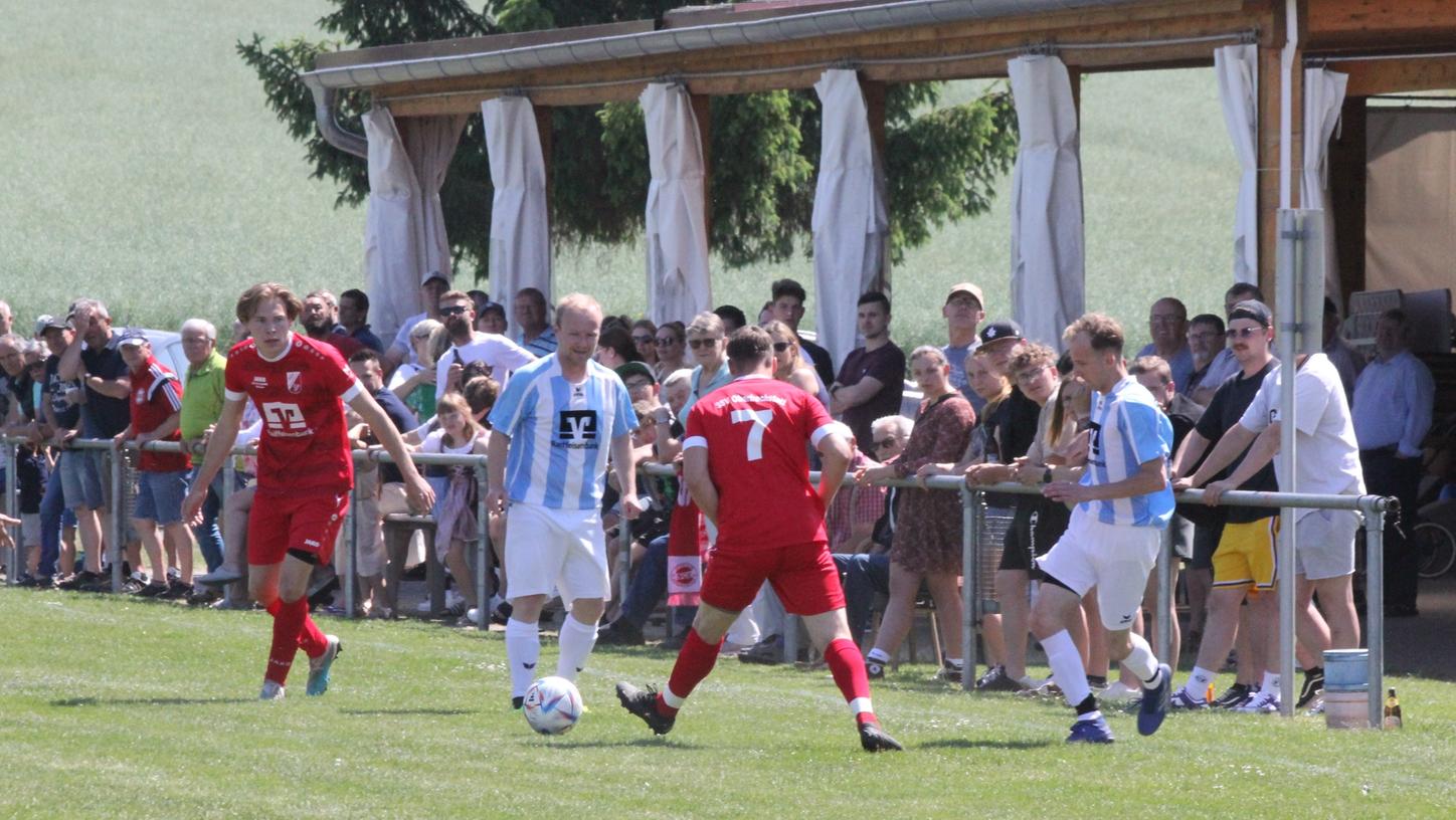 Zahlreiche Zuschauer säumten das Spielfeld in Ettenstatt und wollten das Nachbarduell zwischen dem SCE und dem SSV Oberhochstatt stehen.