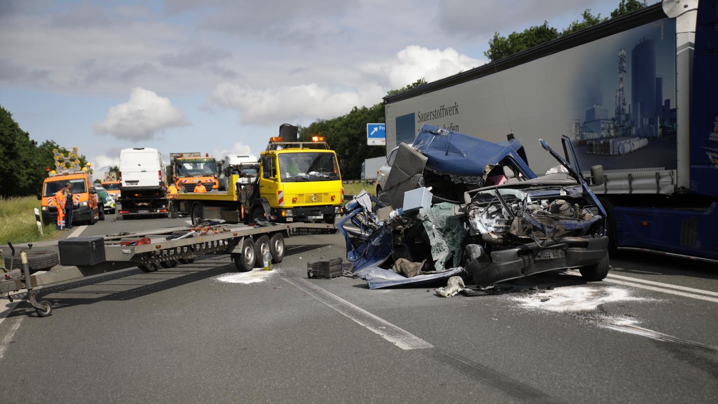 Unfall auf der A6 bei Aurach (Lkr. Ansbach): Die Fahrerkabine eines Tansporters ist komplett zerstört.