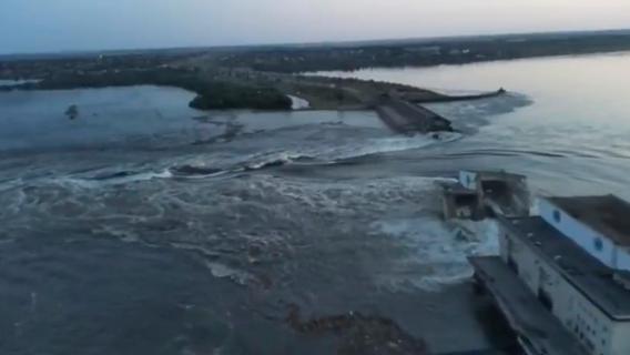 Südukraine steht unter Wasser - Selenskyj besucht Katastrophengebiet