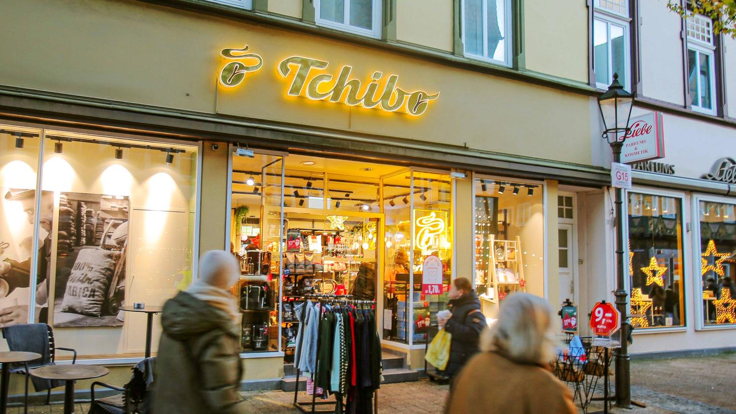 Tchibo will bis Ende des Jahres etwa 300 Stellen streichen. Tchibo will bis Ende des Jahres etwa 300 Stellen streichen.