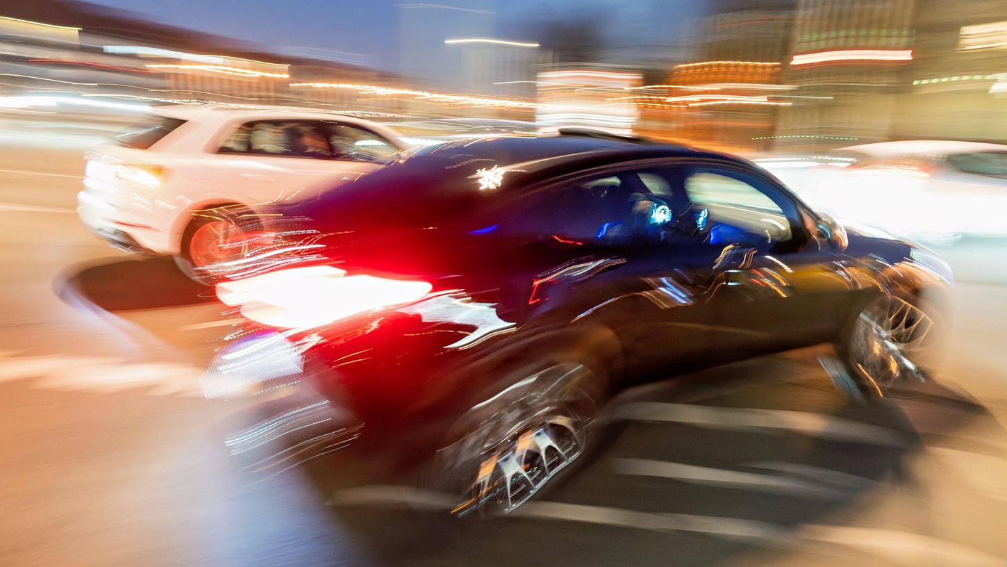 Trotz vorhandener Blitzer überschreiten zahlreiche Autofahrer unbeirrt das geltende Tempolimit (Symbolbild).