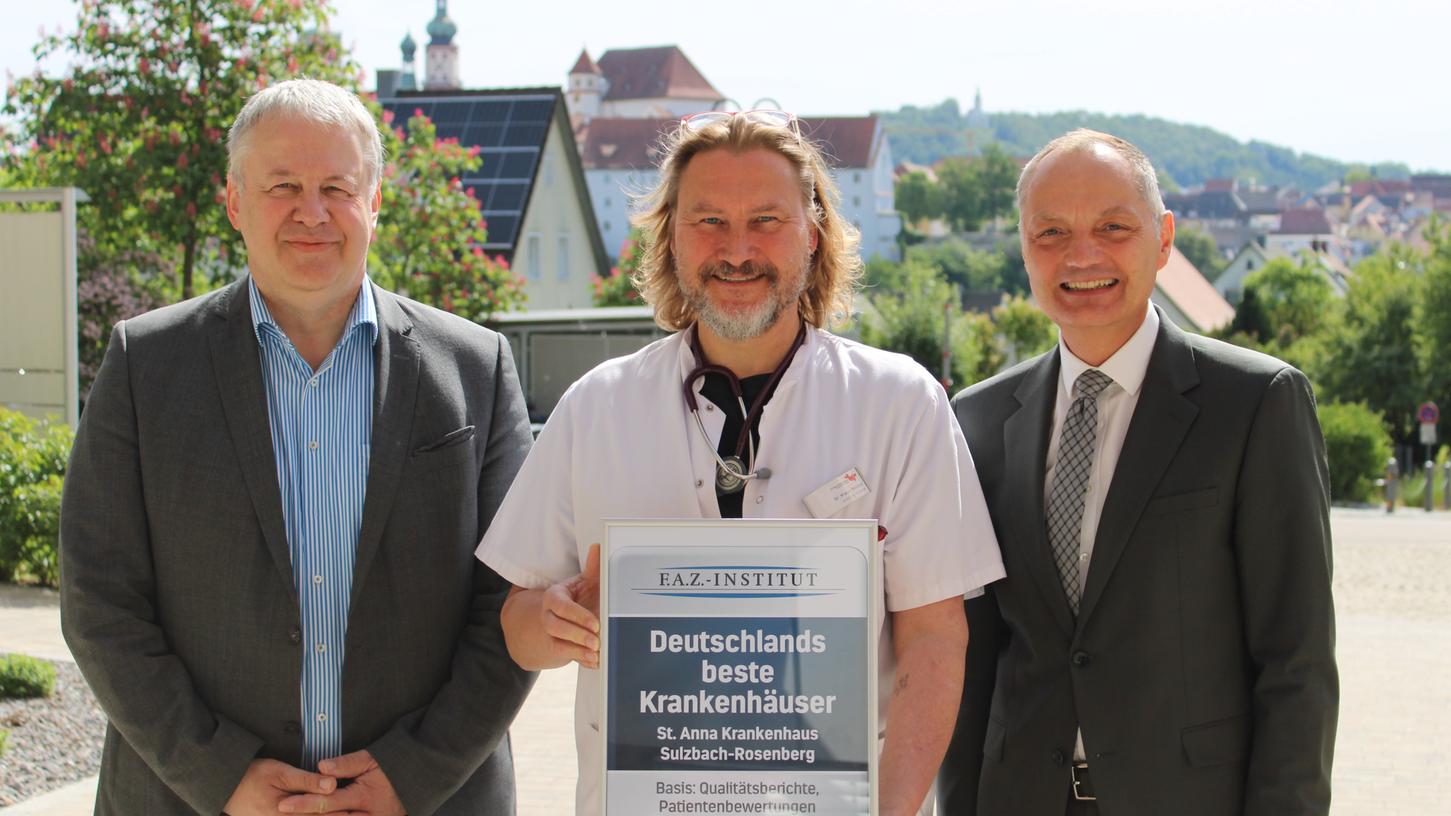Landrat Richard Reisinger, ärztlicher Direktor Dr. med. Klaus Nester und Vorstand Roland Ganzmann freuen sich über die erneute Auszeichnung als eines von Deutschlands besten Krankenhäusern (v. links).