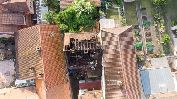 Feuer in Einfamilienhaus: Dachstuhl in Franken brennt komplett aus