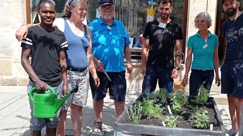 Die Mitglieder von Forchheim For Future haben vor dem Zukunftshaus ein Hochbeet errichtet. Die Mitglieder von Forchheim For Future haben vor dem Zukunftshaus ein Hochbeet errichtet.