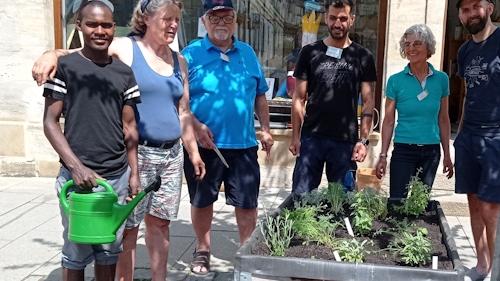 Die Mitglieder von Forchheim For Future haben vor dem Zukunftshaus ein Hochbeet errichtet.