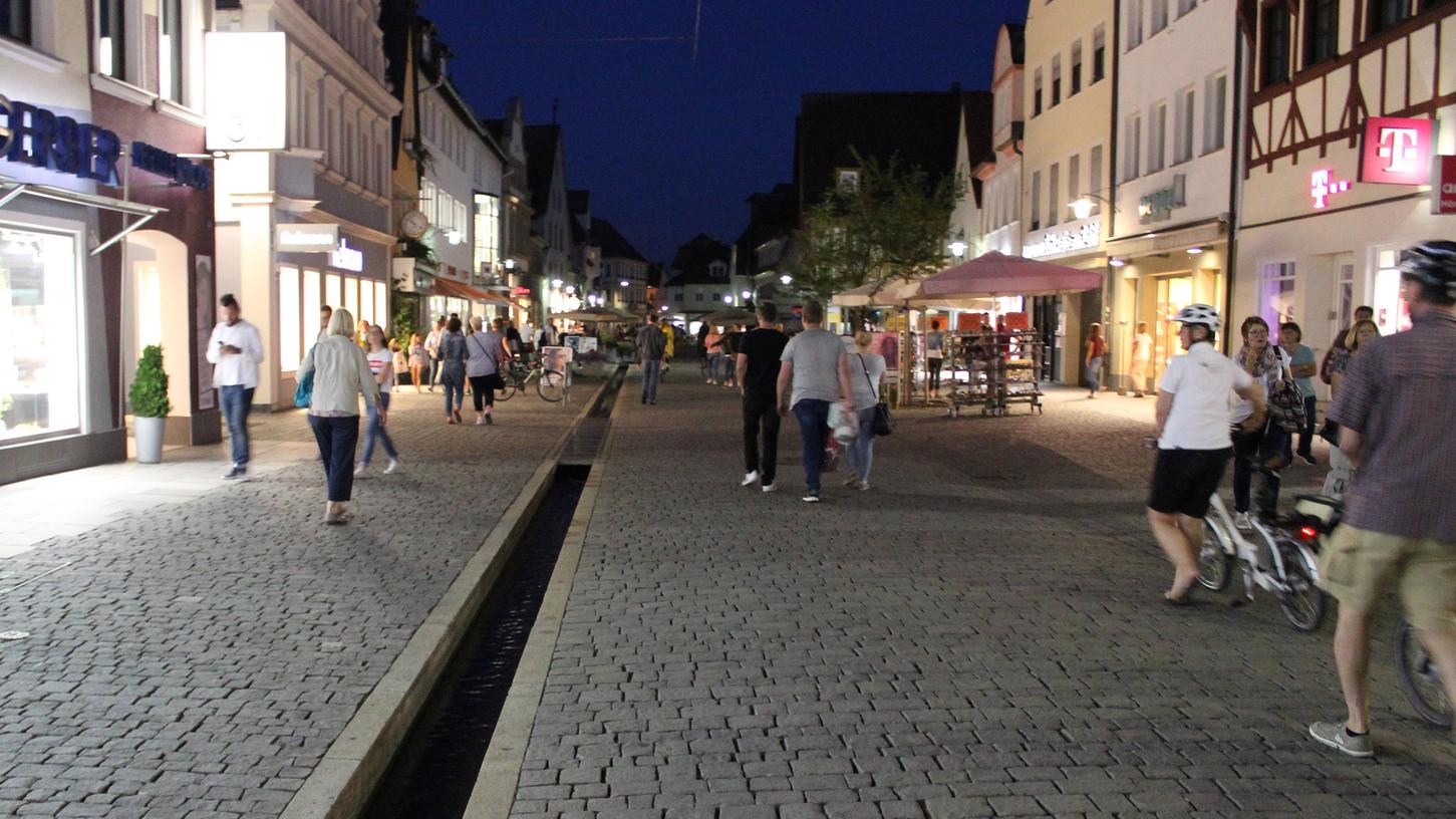 Bummeln bis die Sonne untergeht: Ein Bild von der Einkaufsnacht in Forchheim 2018. Bummeln bis die Sonne untergeht: Ein Bild von der Einkaufsnacht in Forchheim 2018.
