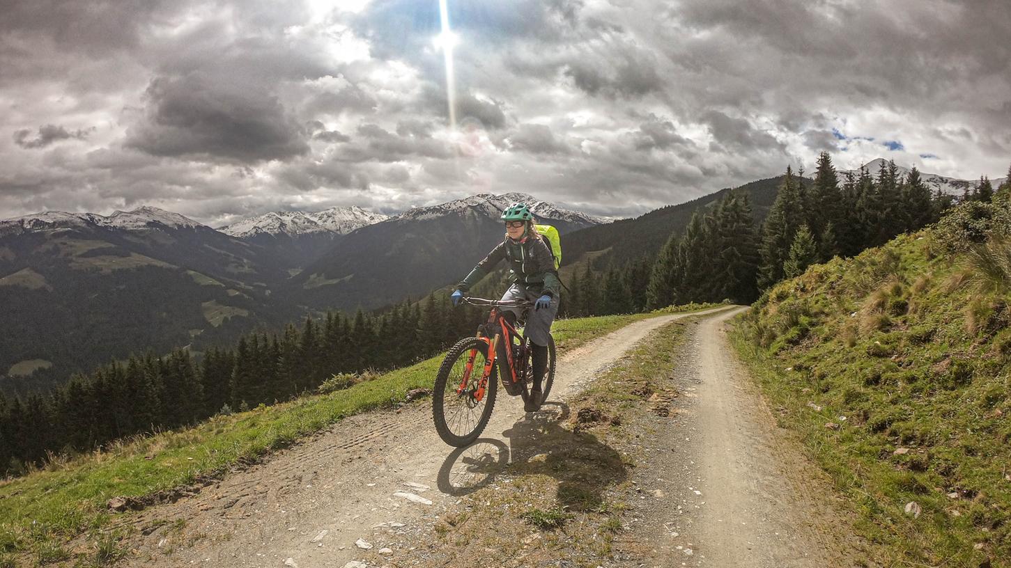 Zahm oder wild? Beim KAT Bike durch die Kitzbüheler Alpen gibt es Touren für jeden Antrieb
