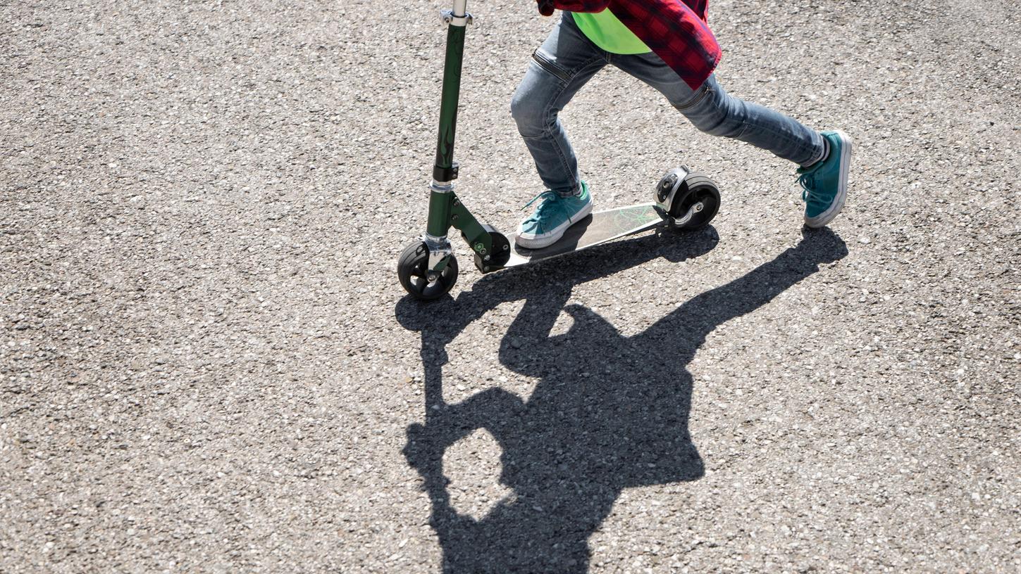 Die 8-Jährige und der 9-Jährige waren jeweils mit einem Cityroller unterwegs. (Symbolbild)