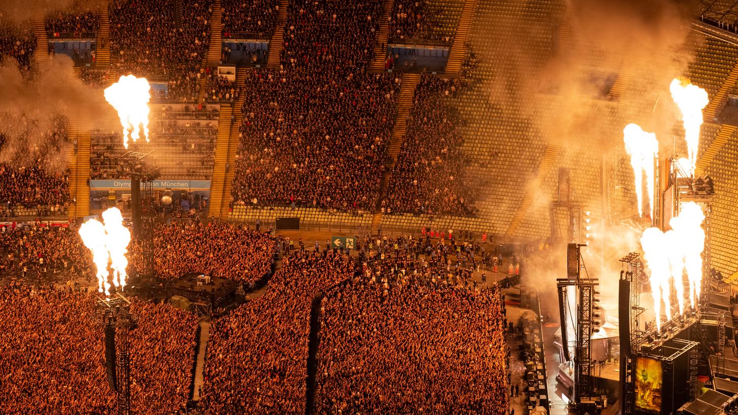 Tausende Zuschauer verfolgen das Konzert der Band Rammstein im Olympiastadion. Rammstein spielen in München am 07. + 08. + 10. + 11.06.2023 insgesamt vier Konzerte im Rahmen ihrer Europa Stadion Tour. 