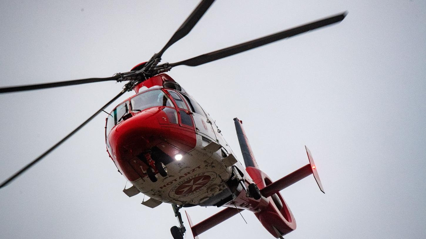 Der 47 Jahre alte Fahrer musste per Rettungshubschrauber ins Krankenhaus geflogen werden. (Symbolbild)