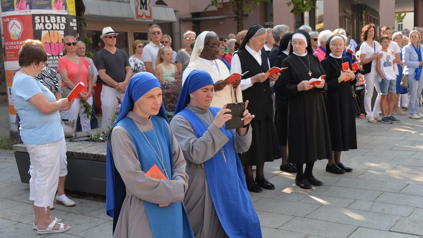 Ordensfrauen singen an der Station am Oberen Markt. 