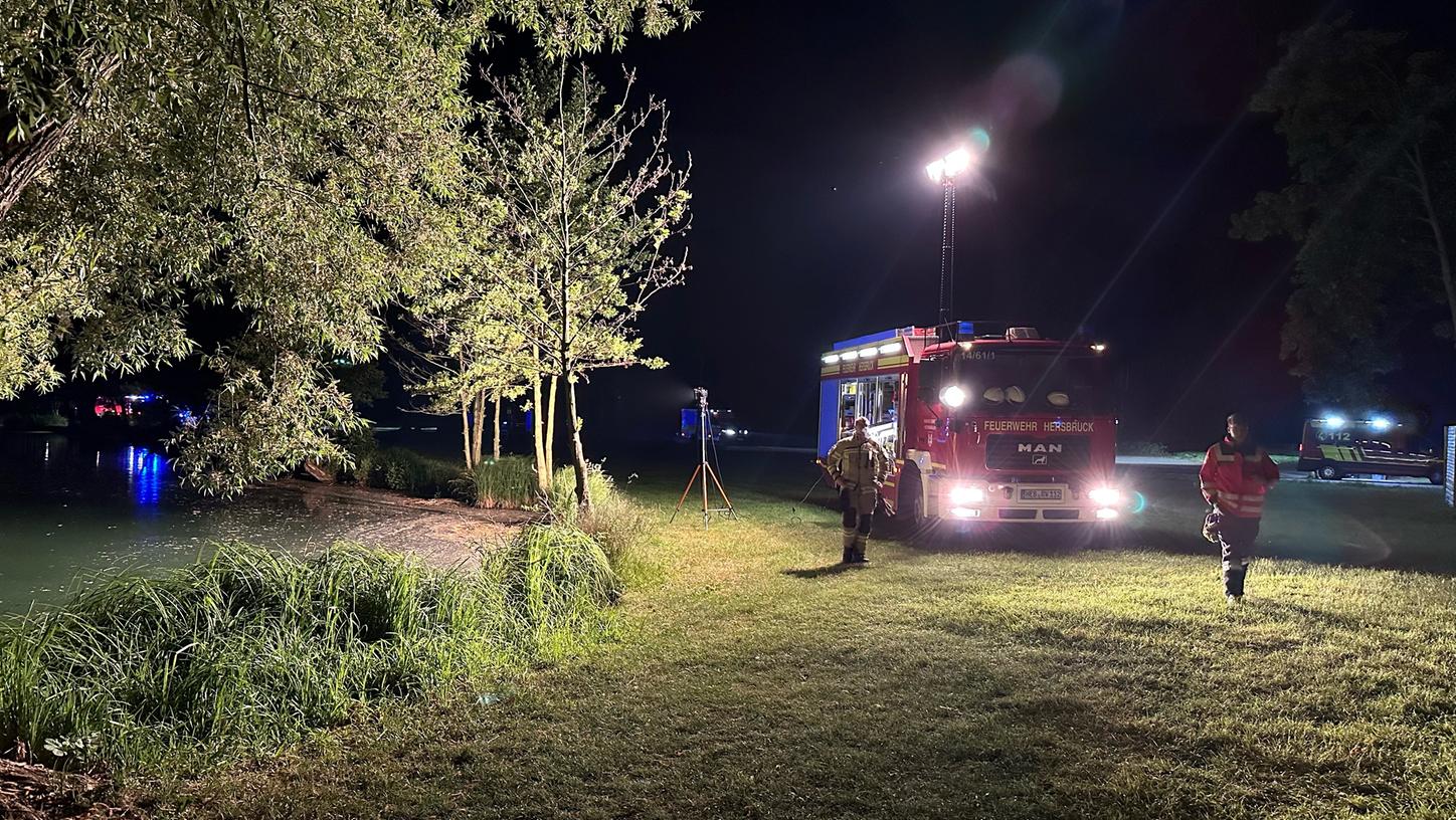 Mit einem großen Aufgebot suchten Rettungskräfte am Baggersee nach dem vermissten Jugendlichen. Mit einem großen Aufgebot suchten Rettungskräfte am Baggersee nach dem vermissten Jugendlichen.