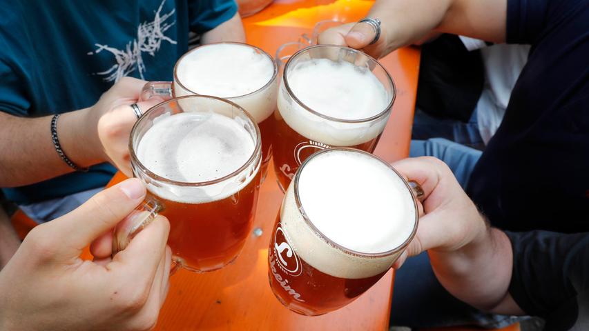 Kühles Helles, feine Bratwurst: Beste Laune beim Nürnberger Bierfest