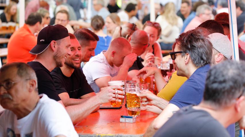 Kühles Helles, feine Bratwurst: Beste Laune beim Nürnberger Bierfest
