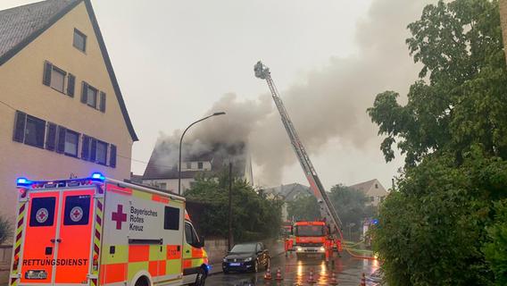 Blitzeinschlag im Landkreis Fürth: Mehrfamilienhaus steht in Flammen