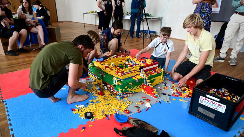 Im Lorenzer Pfarrhof findet man den "Turmbau zu Babel" - mit Legosteinen.