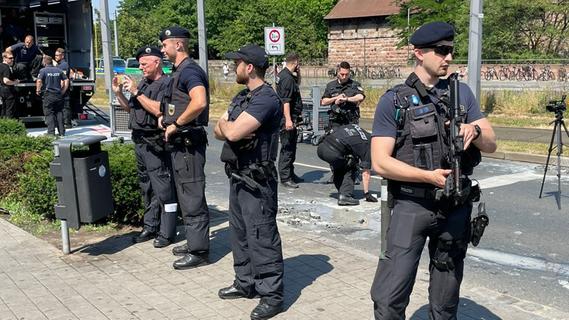 USK und Schlagbohrer: Polizei-Großeinsatz am Hauptbahnhof wegen Klima-Aktivisten