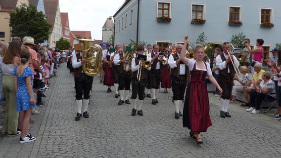 Volksfest in Freystadt: Blasmusik, Bier und fröhlicher Festzug