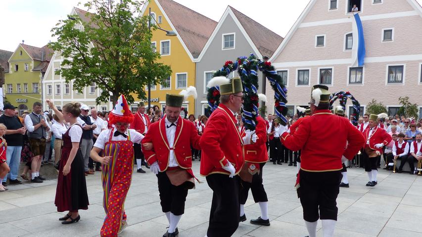 Dieses Jahr gibt es Bier von der Lammsbräu. Klar, dass die Schäffler-Gruppe vor dem Rathaus tanzt. 