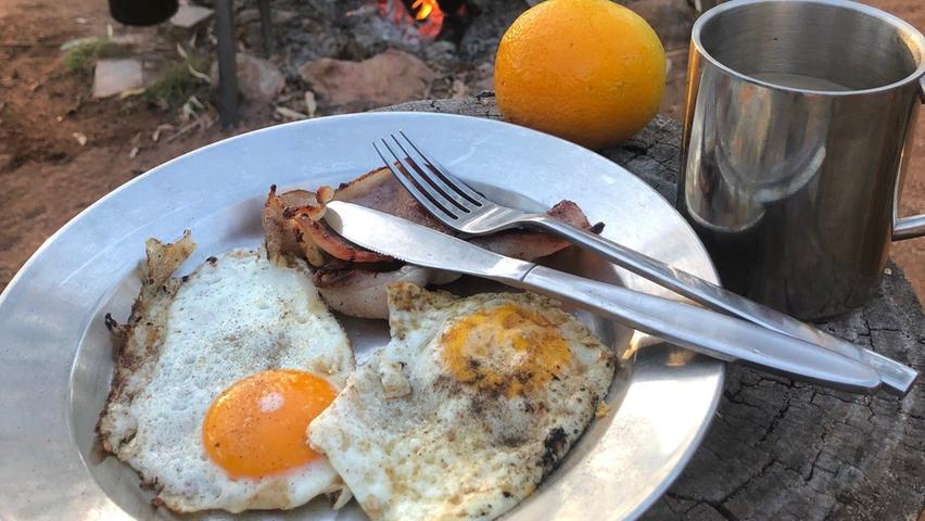 Und am nächsten Morgen ein uriges Frühstück im Freien, während die Vögel den Tag mit lautem Gezwitscher einläuten. 