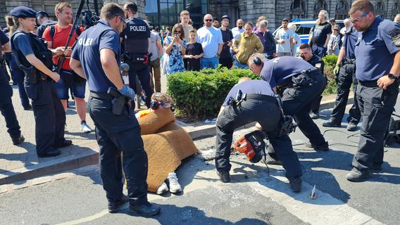 Klima-Protest in Nürnberg: Polizei löst festgeklebte Hände mit dem Presslufthammer von der Fahrbahn