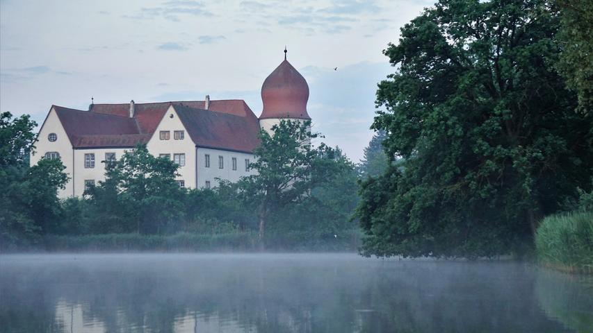 Im frühen Morgengrauen steigt Nebel um das Wasserschloss in Neuhaus auf.  Mehr Leserfotos finden Sie hier