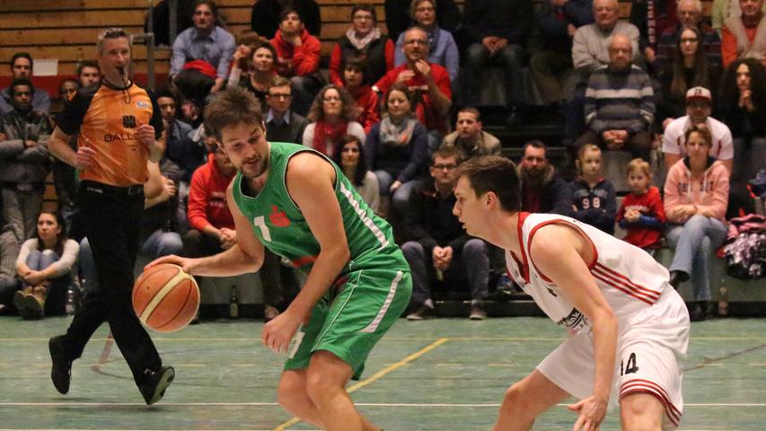 Zweimal Goran Petrovic: Zum einen als Ansbacher Spieler (in Grün) im Februar 2016 im Duell mit VfL-Korbjäger Florian Beierlein . . . Zweimal Goran Petrovic: Zum einen als Ansbacher Spieler (in Grün) im Februar 2016 im Duell mit VfL-Korbjäger Florian Beierlein . . .