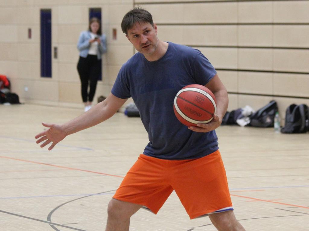 . . . zum anderen als Trainer der VfL-Baskets im Juni 2023 in der neuen Treuchtlinger Sporthalle an der Senefelder-Schule.  