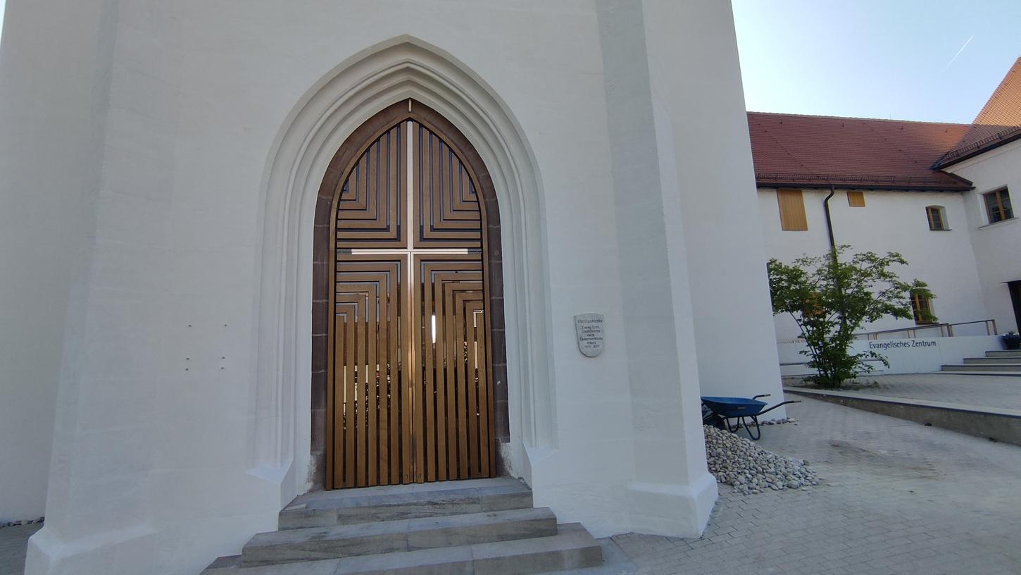 Ein goldenes Kreuz ziert die neue Türe der Christuskirche. Ein goldenes Kreuz ziert die neue Türe der Christuskirche.