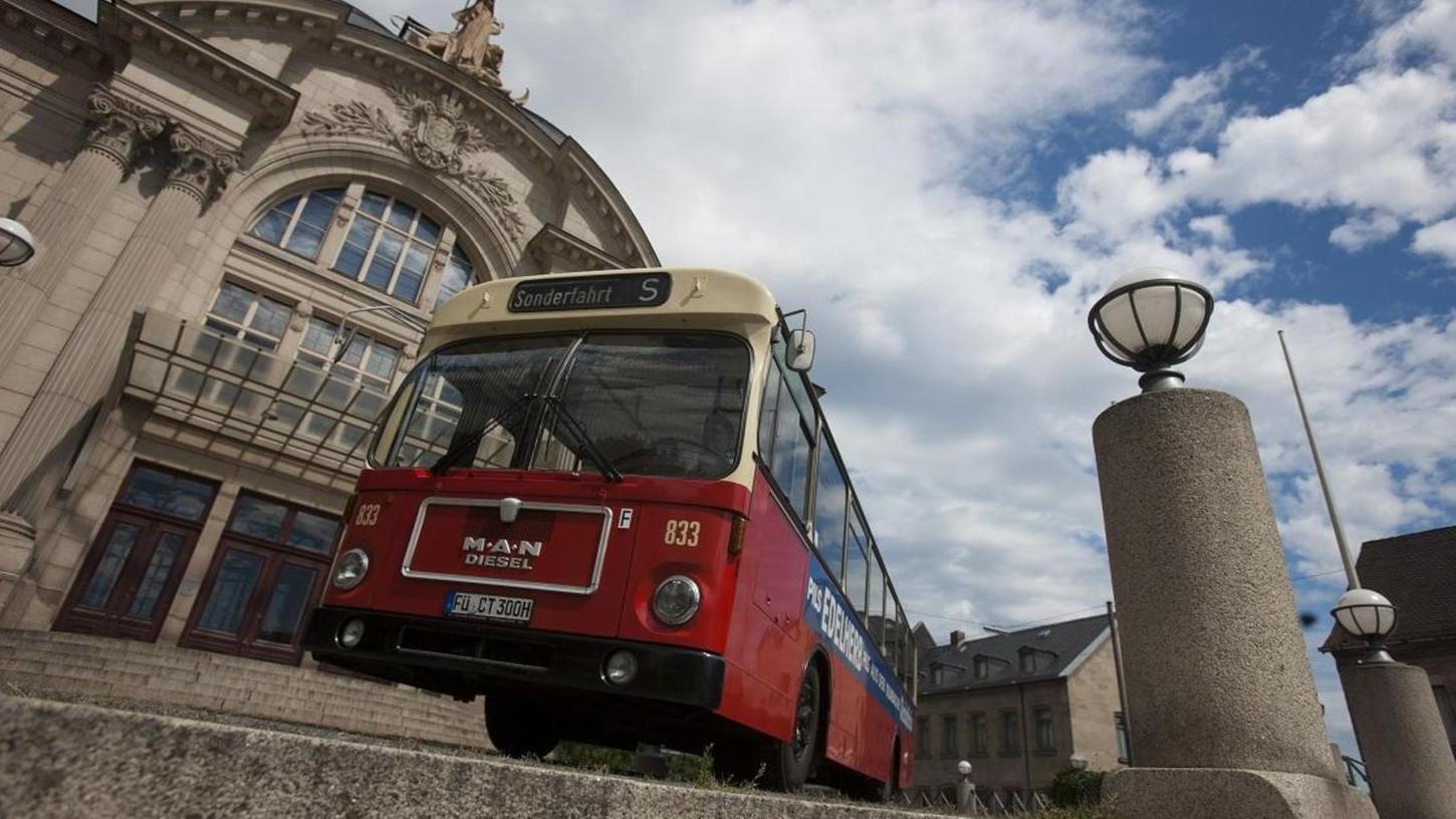 So sieht er aus, der rote Oldtimer-Bus von 1972, den man künftig ab und an auf Fürths Straßen entdecken wird.