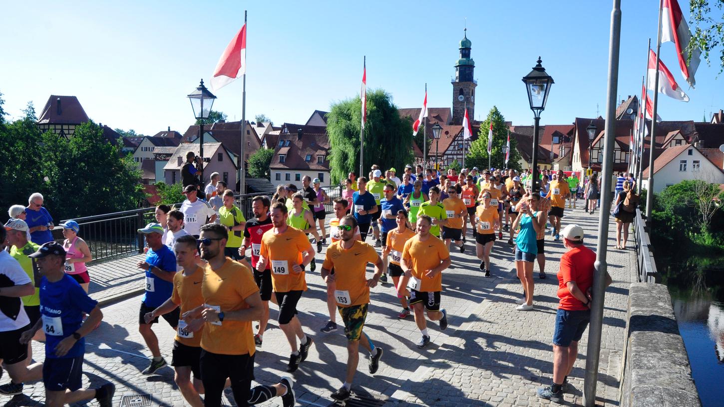 Diese Kulisse gibt es nur beim Altstadtfestlauf: Den Läuferpulk auf der Laufer Wasserbrücke gibt es in diesem Jahr erstmals wieder zu sehen. Diese Kulisse gibt es nur beim Altstadtfestlauf: Den Läuferpulk auf der Laufer Wasserbrücke gibt es in diesem Jahr erstmals wieder zu sehen.