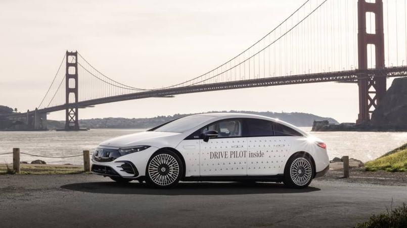 Im Sichtfeld der Golden Gate Bridge: Mercedes EQS mit "Drive Pilot".