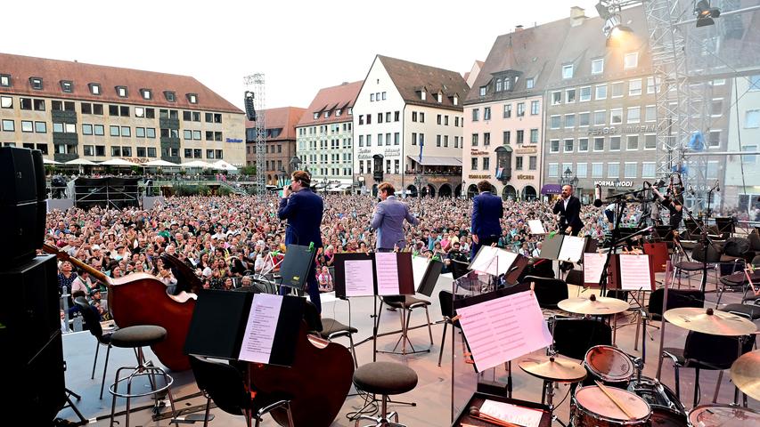 Umjubelter Auftritt von Viva Voce und den Nürnberger Symphonikern auf dem Hauptmarkt