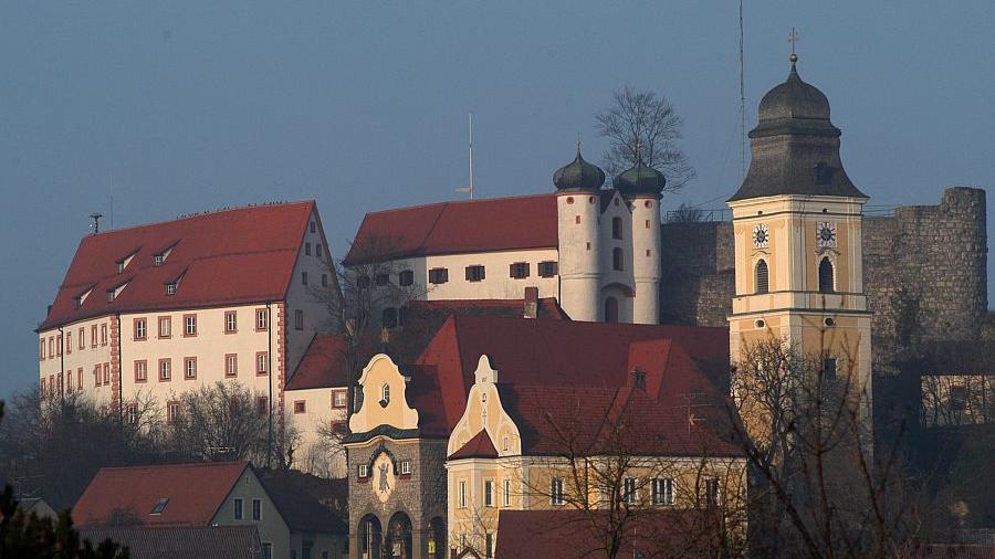 Einer der beiden Hauptsitze der Sparkasse bleibt auch im Schatten der Parsberger Burg bestehen.