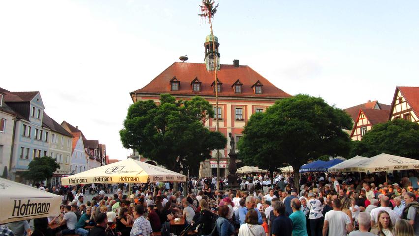 Die Kerwa-Ficht’n auf dem Neustädter Marktplatz.