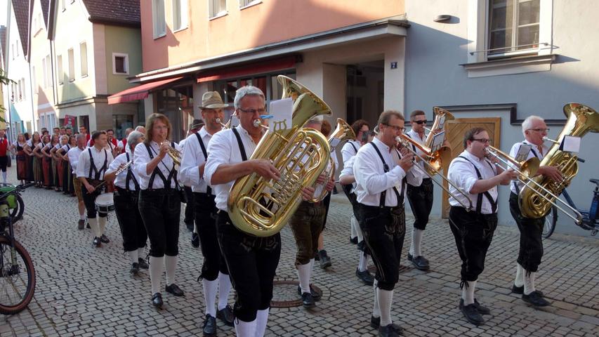 Einzug des Festzuges mit Tanzgruppen von der Würzburger Straße aus.