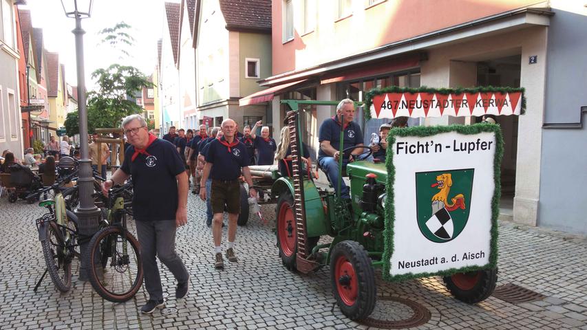 Seit über 40 Jahren Tradition: der Transport der Kirchweihfichte zum Marktplatz.