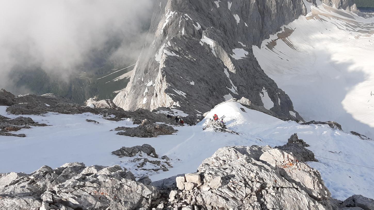 Bergretter der Bergwacht Grainau waren im Einsatz, nachdem ein Bergsteiger an der Zugspitze abgestürzt und gestorben ist.