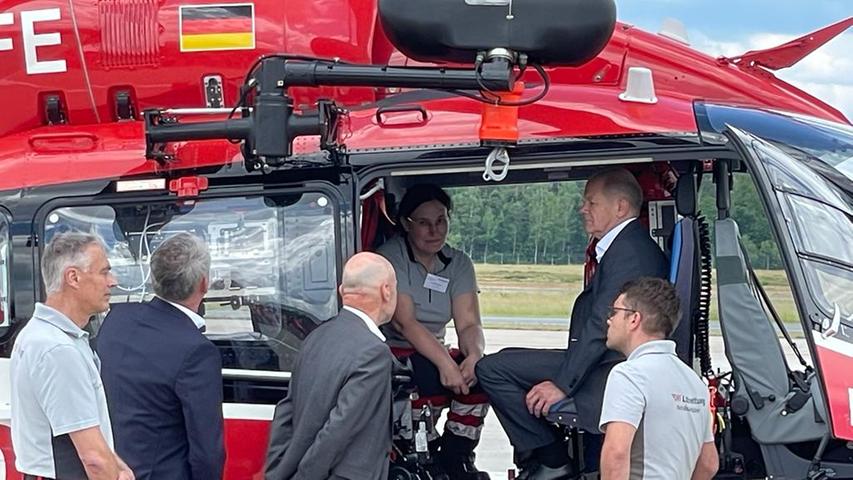 Olaf Scholz nahm auch in einer Maschine der Luftrettung Platz.