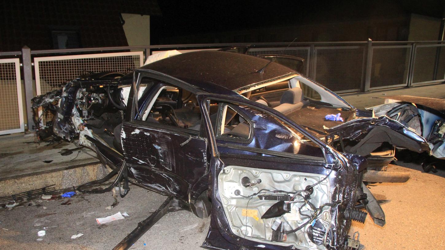 Das Wrack eines VW-Passat nahe Schwandorf nach einem Raser-Unfall 2018. (Symbolbild) Das Wrack eines VW-Passat nahe Schwandorf nach einem Raser-Unfall 2018. (Symbolbild)
