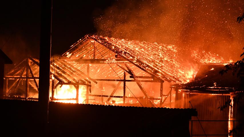 Schafhof in Flammen: Große Scheune über Neumarkt brennt krachend ab