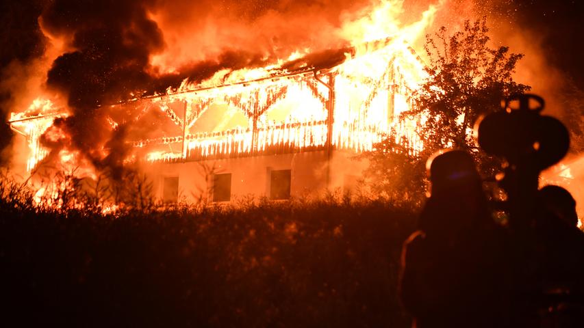 Schafhof in Flammen: Große Scheune über Neumarkt brennt krachend ab